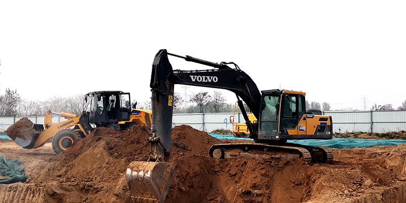 MG电子工业园项目施工挖地基